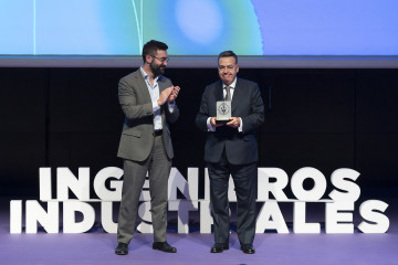 Antonio Llardén (Enagás), galardonado por su trayectoria profesional en la Noche de la Industria