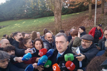 El presidente del EBB del PNV, Aitor Esteban, realiza declaraciones a los medios de comunicación en Gernika (Bizkaia)
