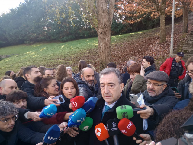 El presidente del EBB del PNV, Aitor Esteban, realiza declaraciones a los medios de comunicación en Gernika (Bizkaia)