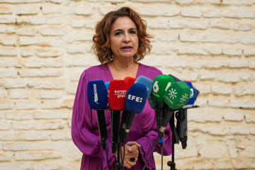 La vicepresidenta primera del Gobierno, María Jesús Montero, atiende a los medios en Lebrija (Sevilla).