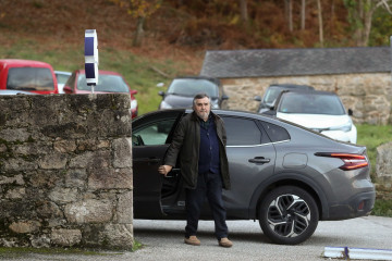 El dueño de Sargadelos, Segismundo García, a su llegada a la fábrica, a 28 de noviembre de 2025, en Cervo, Lugo, Galicia (España). El dueño de Sargadelos, Segismundo García, ha vuelto a ordenar 