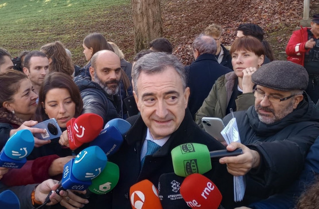 El presidente del PNV, Aitor Esteban, en declaraciones a los medios en Gernika.