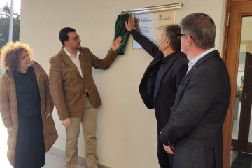 El presidente del Principado, Adrián Barbón, inaugura el nuevo centro de Día de Luanco.