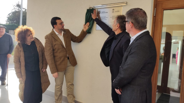 El presidente del Principado, Adrián Barbón, inaugura el nuevo centro de Día de Luanco.