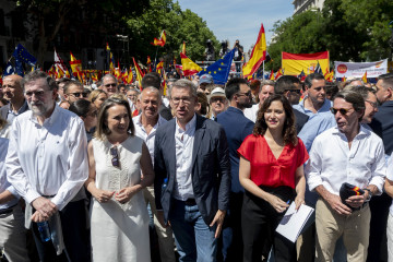 Archivo - (I-D) El expresidente del Gobierno, Mariano Rajoy, la secretaria general del PP, Cuca Gamarra, el presidente del Partido Popular, Alberto Núñez Feijóo, la presidenta de la Comunidad de Ma