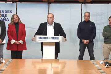 Tellado y Bendodo llaman a la movilización contra Sánchez e instan a Vox a que identifique quién es su rival .