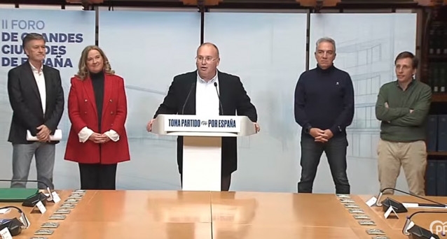 Tellado y Bendodo llaman a la movilización contra Sánchez e instan a Vox a que identifique quién es su rival .