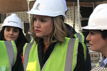 La ministra Portavoz, Pilar Alegría, durante la visita a unas obras de viviendas en Zaragoza
