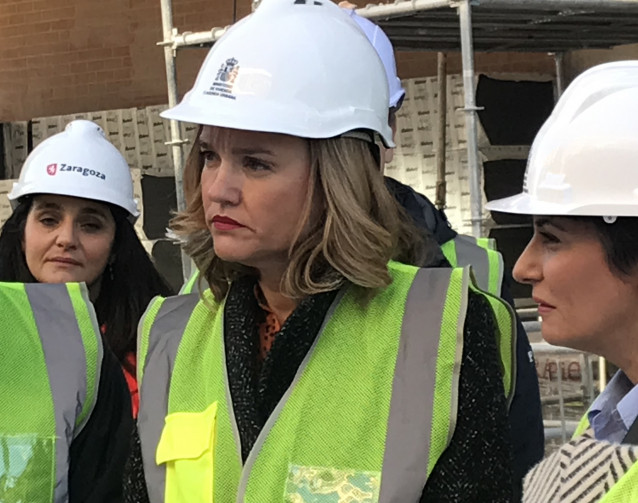 La ministra Portavoz, Pilar Alegría, durante la visita a unas obras de viviendas en Zaragoza