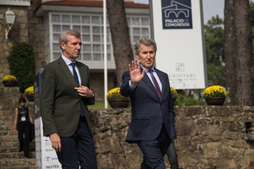 Archivo - El presidente de la Xunta de Galicia, Alfonso Rueda (i), y el presidente del Partido Popular, Alberto Núñez Feijóo (d), a su salida de la segunda jornada del ‘Foro de La Toja - Vínculo