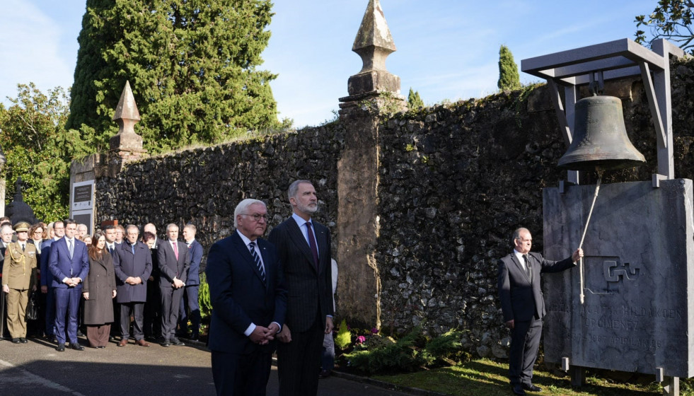 El presidente de Alemania, Frank-Walter Steinmeier, y el Rey Felipe VI, en el acto de homenaje a las víctimas del bombardeo de Gernika, en el cementerio de Zallo, con representantes institucionales e