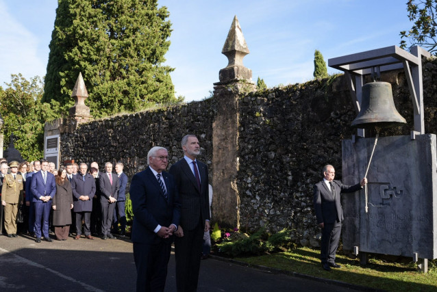 El presidente de Alemania, Frank-Walter Steinmeier, y el Rey Felipe VI, en el acto de homenaje a las víctimas del bombardeo de Gernika, en el cementerio de Zallo, con representantes institucionales encabezados por el Lehendakari, Imanol Pradales