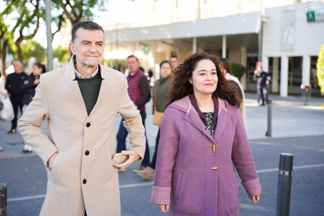 El candidato de Por Andalucía a la Presidencia de la Junta, Antonio Maíllo, asiste junto a la portavoz del Grupo en el Parlamento, Inmaculada Nieto, a la concentración con motivo de la huelga convocada por el colectivo de Técnicos en Cuidados Auxiliares d