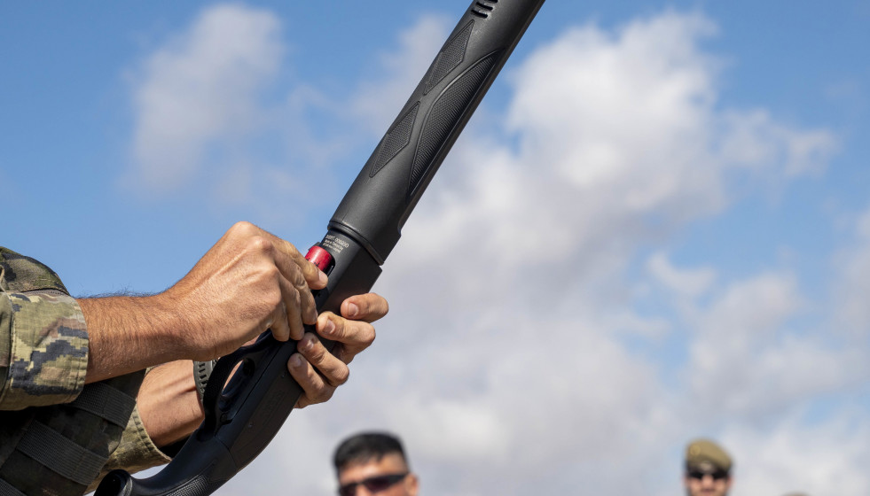 Un legionario maneja un artefacto durante una exhibición de fuerza en Viator (Almería).