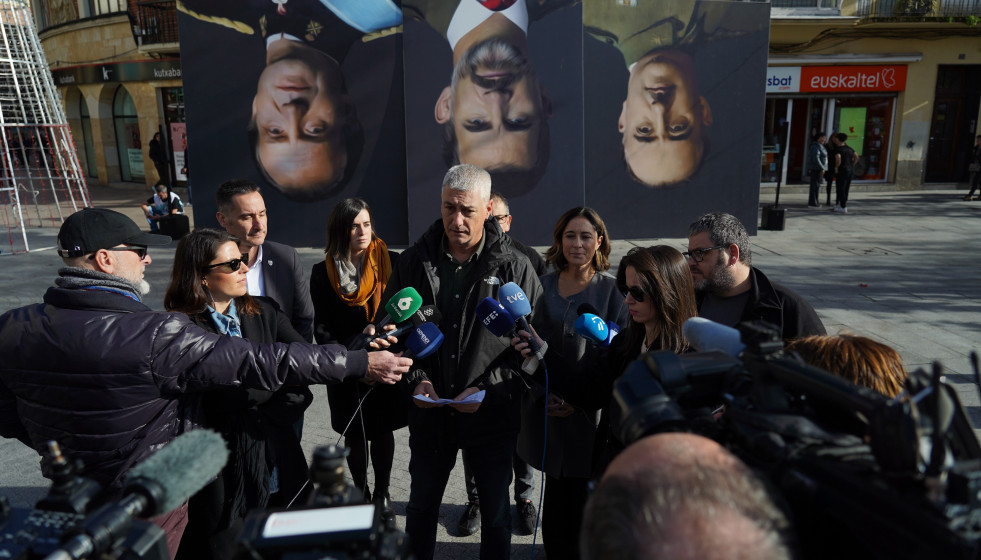 El diputado de EH Bildu Oskar matute hace deckaraciones en Gernika (Bizkaia)