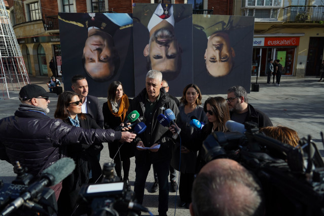 El diputado de EH Bildu Oskar matute hace deckaraciones en Gernika (Bizkaia)