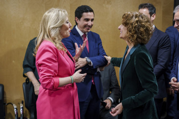 Archivo - La vicepresidenta primera del Gobierno y ministra de Hacienda, María Jesús Montero (d), y la consejera de Economía, Hacienda y Fondos Europeos de la Junta de Andalucía, Carolina España 