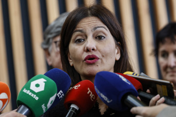 La ministra Sira Rego atiende a los medios