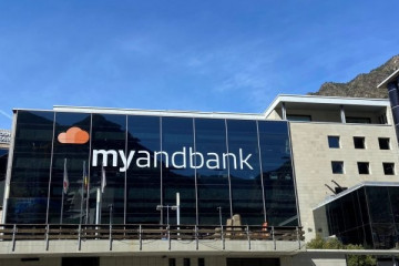 Vista de la sede central de Andbank, con publicidad de Myandabank