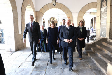 El Rey Felipe VI (i), el lehendakari, Imanol Pradales (3d), el presidente alemán, Frank Walter Steinmeier (2d), y la primera dama de Alemania, Elke Büdenbender (42i),  un acto de desagravio a las v