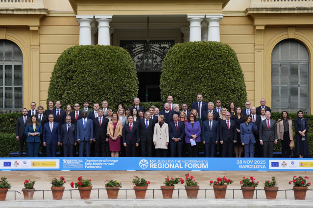El ministro de Asuntos Exteriores, Unión Europea y Cooperación, José Manuel Albares, la Alta representante para Asuntos Exteriores, Kaja Kallas, y la comisaria para el Mediterráneo, Dubravka Šuica, durante el Foro de la Unión por el Mediterráneo (UpM)