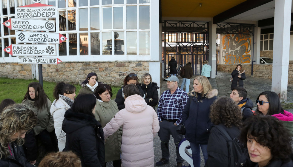Trabajadores de  Sargadelos tras conocerse que la empresa ha presentado un ERTE de 15 días que afecta a 86 trabajadores.