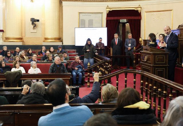 El presidente del Senado, Pedro Rollán, abre la Puerta del Rey a los ciudadanos en la primera jornada de Puertas Abiertas del Senado, a 28 de noviembre de 2025, en Madrid (España).