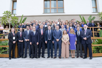 Foto de familia durante la segunda jornada del VII Foro Iberoamericano de la Mipyme, en Tenerife, con el ministro de Industria y Comercio de Paraguay, Javier Giménez de Zúñiga, en el centro.