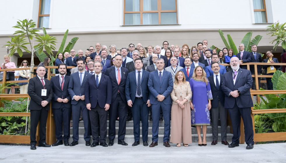 Foto de familia durante la segunda jornada del VII Foro Iberoamericano de la Mipyme, en Tenerife, con el ministro de Industria y Comercio de Paraguay, Javier Giménez de Zúñiga, en el centro.