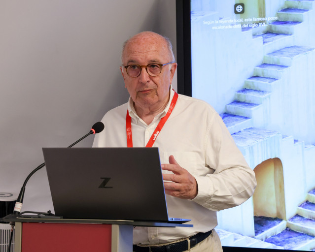 Archivo - El excomisario de Economía de la UE y exvicepresidente de la Comisión Europea, Joaquín Almunia, interviene durante el curso ‘Aportaciones de España a la Unión Europea desde la firma del Tratado de 12 Junio de 1985’, en el Cuartel de los Inválido