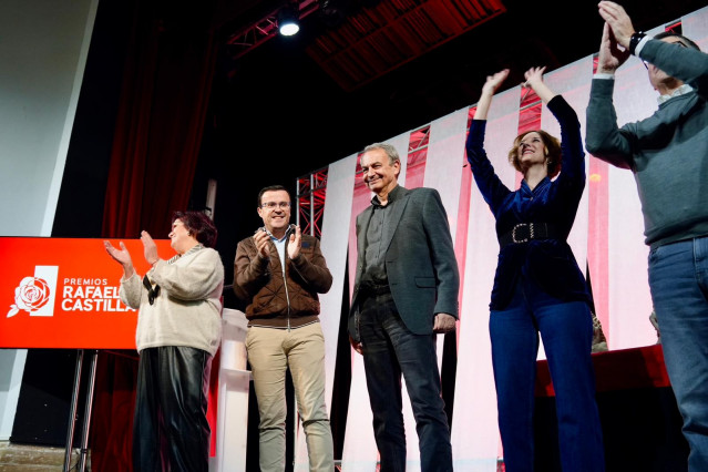 El expresidente del Gobierno José Luis Rodríguez Zapatero, junto con el portavoz socialista en el Congreso, Patxi López, y el secretario general del PSOE de Extremadura, Miguel Ángel Gallardo, en un acto en Llerena
