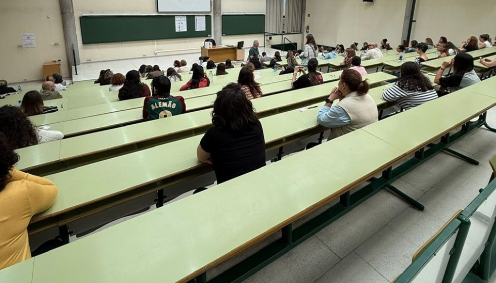 Archivo - Examen de oposiciones en Asturias.