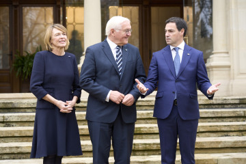 El lehendakari, Imanol Pradales (d), recibe al presidente de la República Federal de Alemania, Frank-Walter Steinmeier (c), y a la primera dama de Alemania, Elke Büdenbender (i),  en el palacio de A
