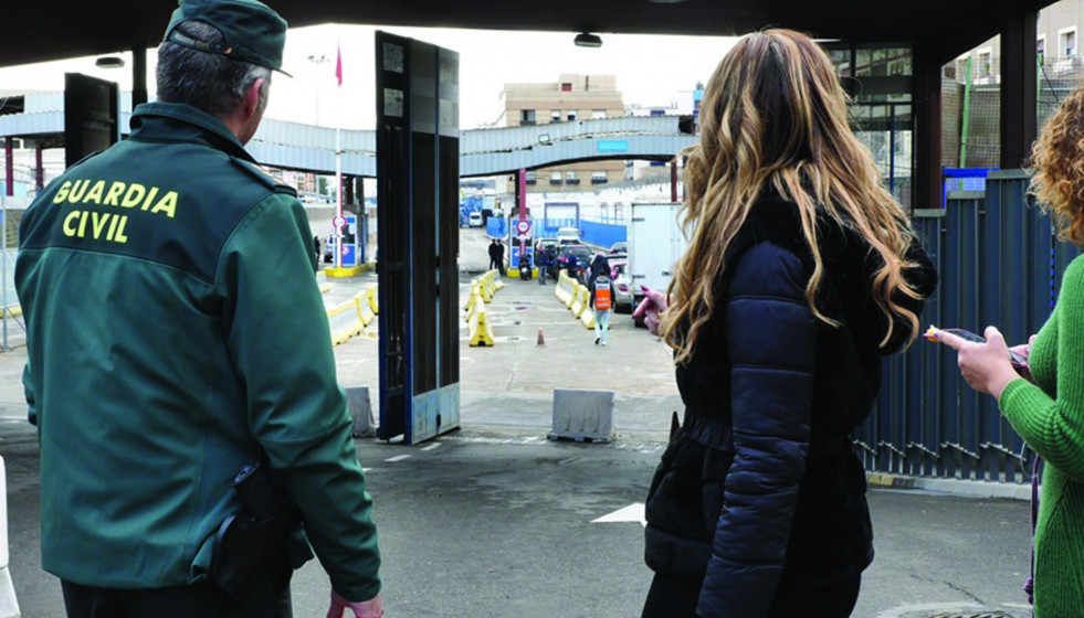 La delegada del Gobierno en Melilla, Sabrina Moh, en una de las expediciones de reapertura de la aduana.