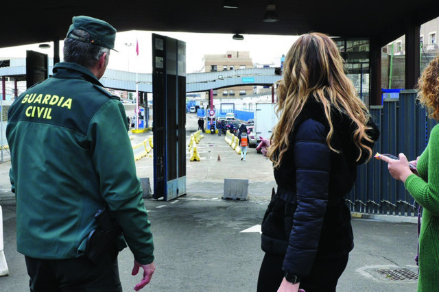 La delegada del Gobierno en Melilla, Sabrina Moh, en una de las expediciones de reapertura de la aduana.