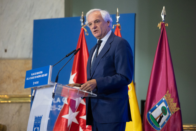 Archivo - El presidente de CEIM y vicepresidente de la CEOE, Miguel Garrido de la Cierva, durante la firma del acuerdo entre el Ayuntamiento de Madrid, CEIM y los sindicatos CCOO y UGT sobre el 'Plan de Industria de la Ciudad de Madrid 2025-2027'