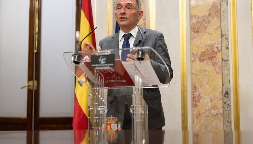 Archivo - El diputado de Sumar Enrique Santiago, ofrece declaraciones durante un pleno del Congreso de los Diputados, a 28 de octubre de 2025, en Madrid (España).