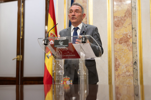 Archivo - El diputado de Sumar Enrique Santiago, ofrece declaraciones durante un pleno del Congreso de los Diputados, a 28 de octubre de 2025, en Madrid (España).