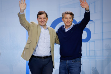 El presidente del Partido Popular, Alberto Núñez Feijóo (d), y el presidente de la Junta de Castilla y León, Alfonso Fernández Mañueco (i), durante la segunda jornada del II Foro de las Grandes 