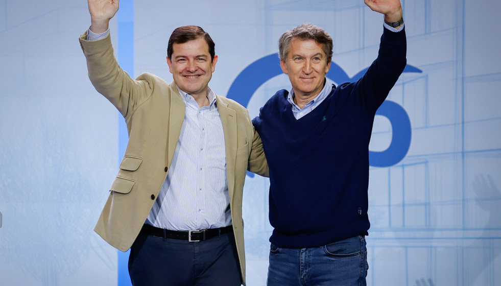 El presidente del Partido Popular, Alberto Núñez Feijóo (d), y el presidente de la Junta de Castilla y León, Alfonso Fernández Mañueco (i), durante la segunda jornada del II Foro de las Grandes 
