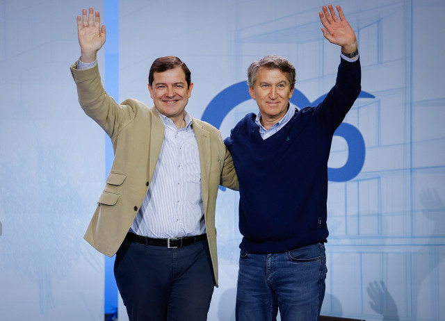 El presidente del Partido Popular, Alberto Núñez Feijóo (d), y el presidente de la Junta de Castilla y León, Alfonso Fernández Mañueco (i), durante la segunda jornada del II Foro de las Grandes Ciudades del PP, en Burgos