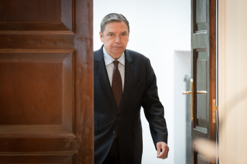 El ministro de Agricultura, Pesca y Alimentación, Luis Planas, ofrece una rueda de prensa tras la detección de seis casos de peste porcina africana en animales silvestres, en la sede del ministerio,