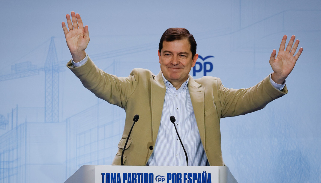 El presidente de la Junta de Castilla y León, Alfonso Fernández Mañueco, durante la segunda jornada del II Foro de las Grandes Ciudades del PP, en Fórum Evolución, a 29 de noviembre de 2025, en B