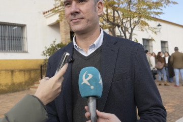 El portavoz del PP de Extremadura, José Ángel Sánchez Juliá, atiende a los medios