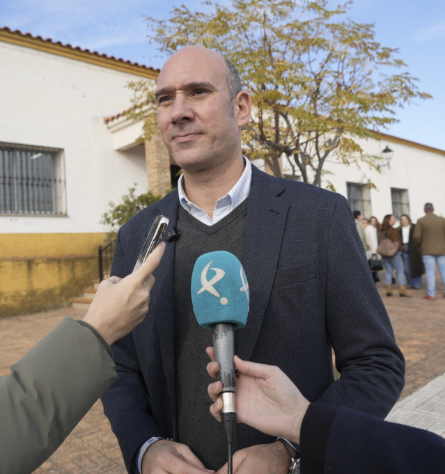El portavoz del PP de Extremadura, José Ángel Sánchez Juliá, atiende a los medios