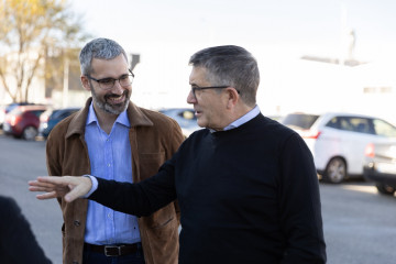 El portavoz del Grupo Parlamentario Socialista en el Congreso de los Diputados, Patxi López, junto al secretario general del PSRM, Francisco Lucas, en Yecla