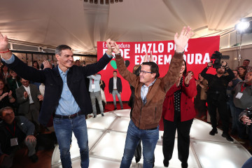El secretario general del PSOE y presidente del Gobierno, Pedro Sánchez (i) y el secretario general del PSOE de Extremadura y candidato a la Presidencia de la Junta, Miguel Ángel Gallardo (d), duran