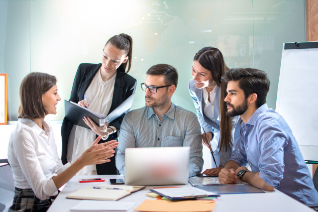 Archivo - Gente trabajando