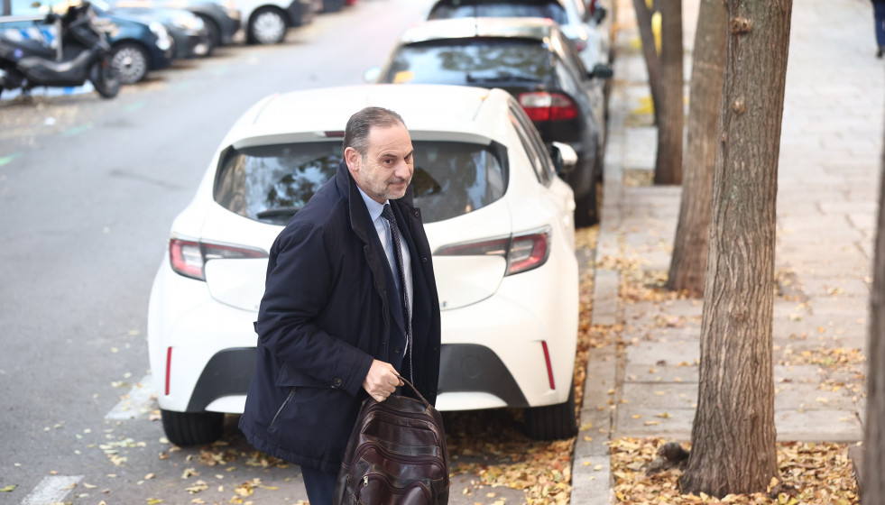 El exministro José Luis Abalos a su llegada al Tribunal Supremo, a 27 de noviembre de 2025, en Madrid (España). El magistrado del Tribunal Supremo, Leopoldo Puente, ha citado al exministro José Lui