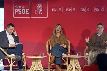 De izquierda a derecha, fernado Sabés, Pilar Alegría y Félix Bolaños en lel acto de clausura de las XIX Jornadas Socialistas Gobierno de Progreso: España y Aragón que se celebran en Ligüerre de